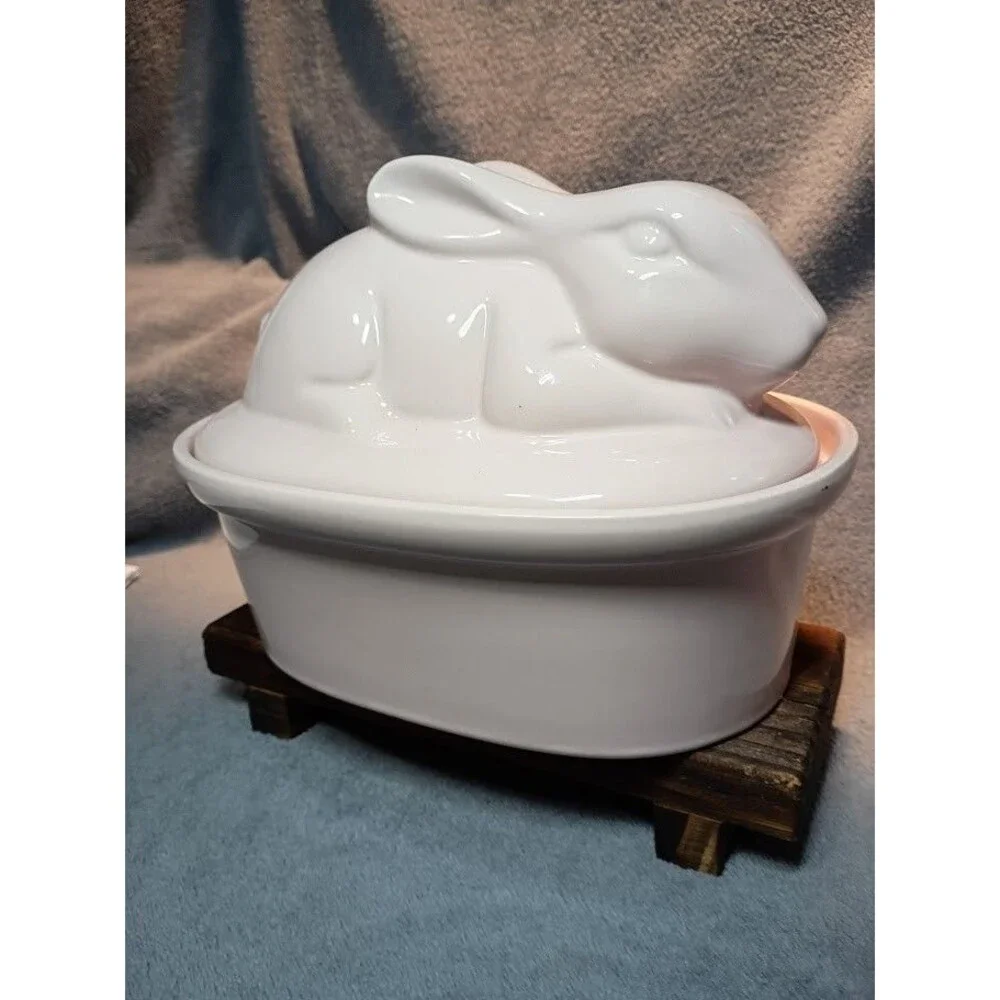 Zrike Brands Easter Bunny Rabbit Lidded Casserole Dish Pink Ceramic NEW